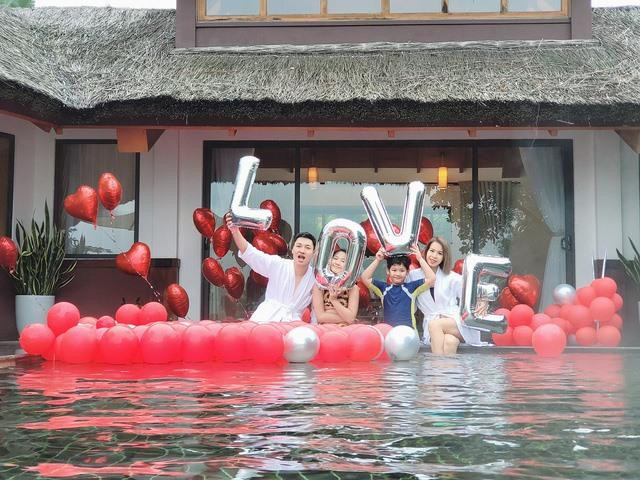 Kỉ niệm 13 năm ngày cười của Mạnh Trường thu hút sự chú ý của netizen.