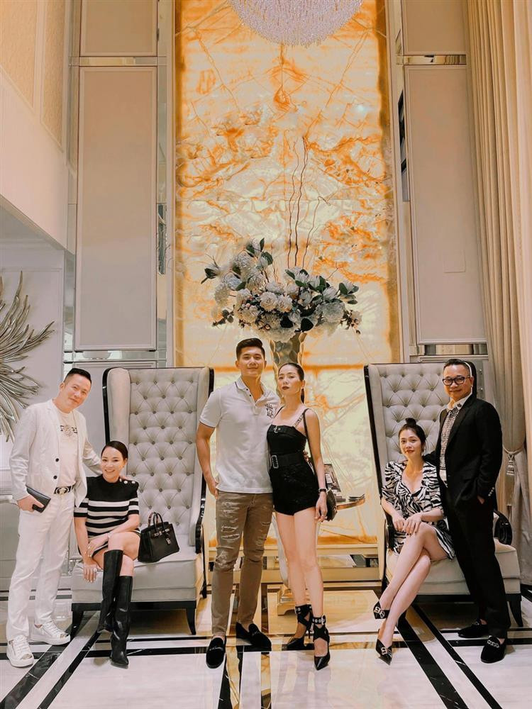 Nữ ca sĩ cho thấy sự sang trọng, xa hoa của nội thất trong căn biệt thự. Nữ ca sĩ cho thấy sự sang trọng, xa hoa của nội thất trong căn biệt thự.