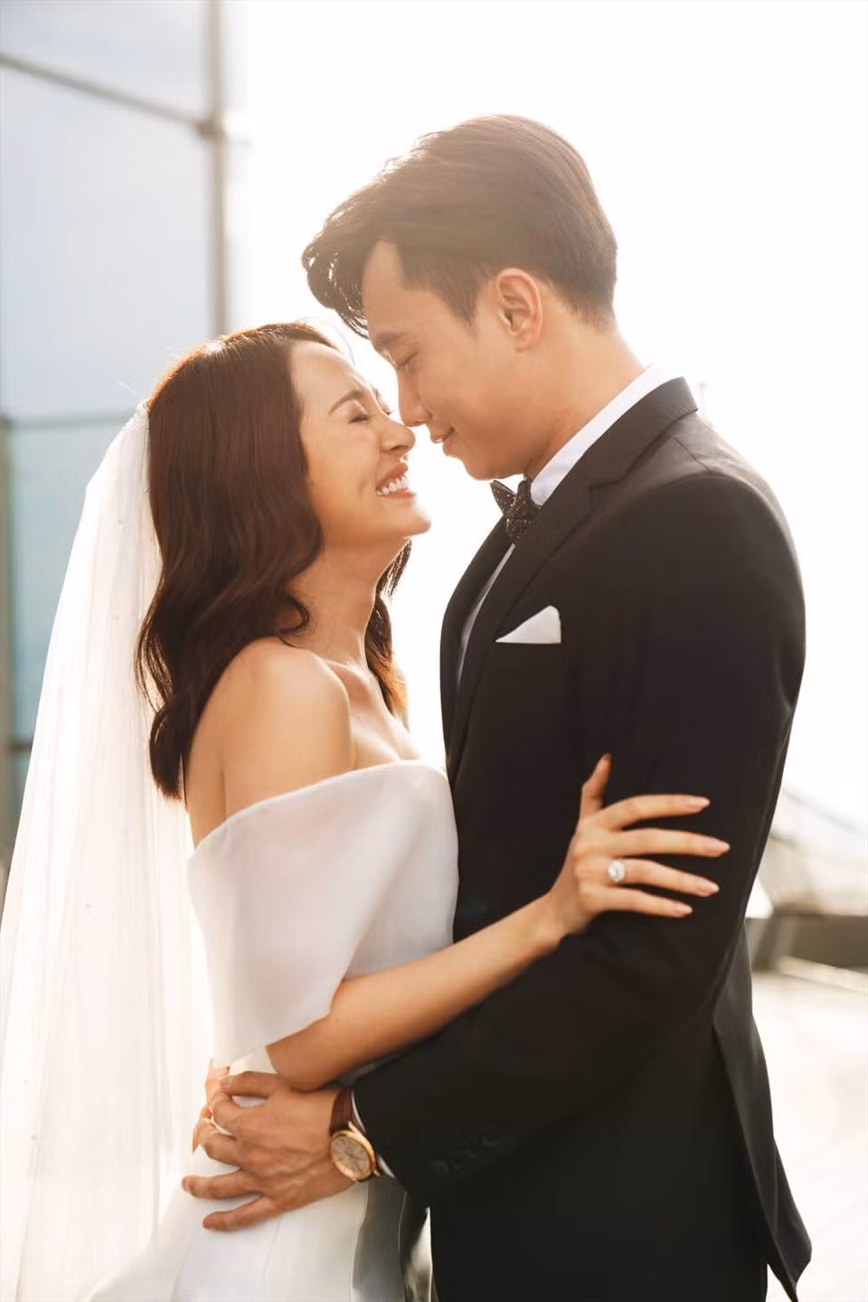 Bảo Anh khoe vai trần gợi cảm trong bộ soiree kiểu dáng đơn giản, hiện đại, còn Quốc Trường trông bảnh bao, lịch lãm với bộ tuxedo.