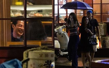 Phương Trinh còn bị bắt gặp cùng em gái đi ăn tối với Trần Bảo Sơn tại một nhà hàng Nhật. Phương Trinh còn bị bắt gặp cùng em gái đi ăn tối với Trần Bảo Sơn tại một nhà hàng Nhật.