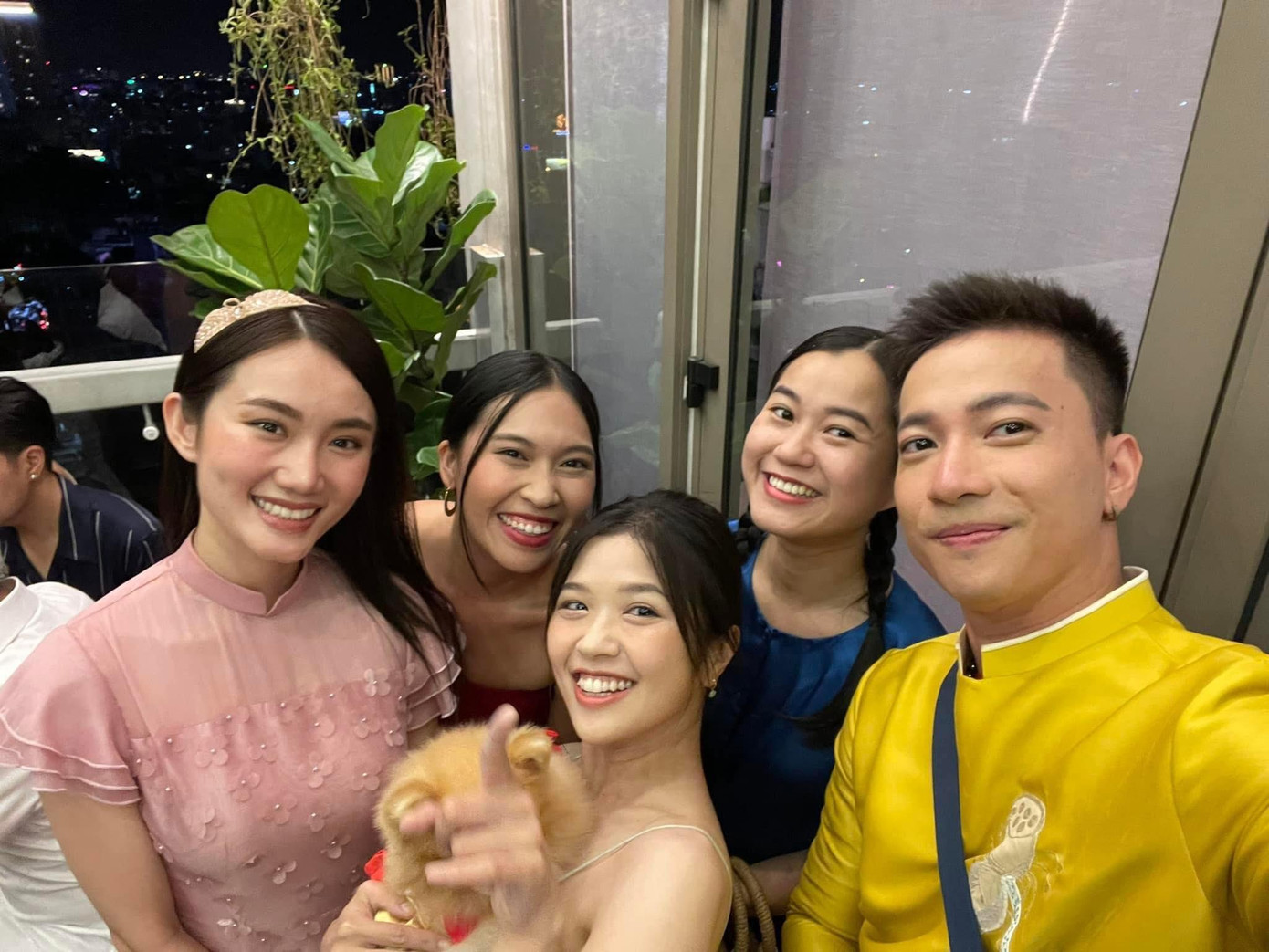 S.T Sơn Thạch có mối quan hệ thân thiết với nhiều nghệ sĩ. S.T Sơn Thạch có mối quan hệ thân thiết với nhiều nghệ sĩ.