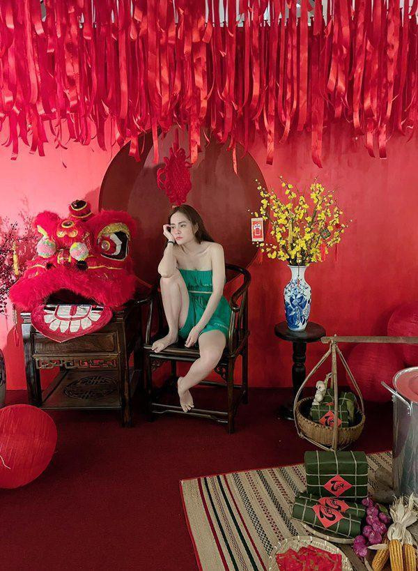 D Đoàn Di Băng khiến mọi người bật cười trước biểu cảm "ngán ngẩm" trong việc bày trí Tết. D Đoàn Di Băng khiến mọi người bật cười trước biểu cảm "ngán ngẩm" trong việc bày trí Tết.