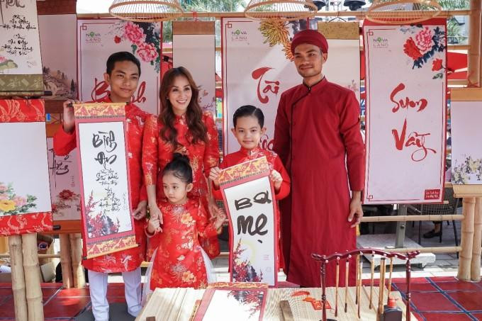 Anh cả Kubi lần đầu "múa bút" từ "ba mẹ" để tặng cặp kiện tướng Khánh Thi - Phan Hiển. Anh cả Kubi lần đầu "múa bút" từ "ba mẹ" để tặng cặp kiện tướng Khánh Thi - Phan Hiển.