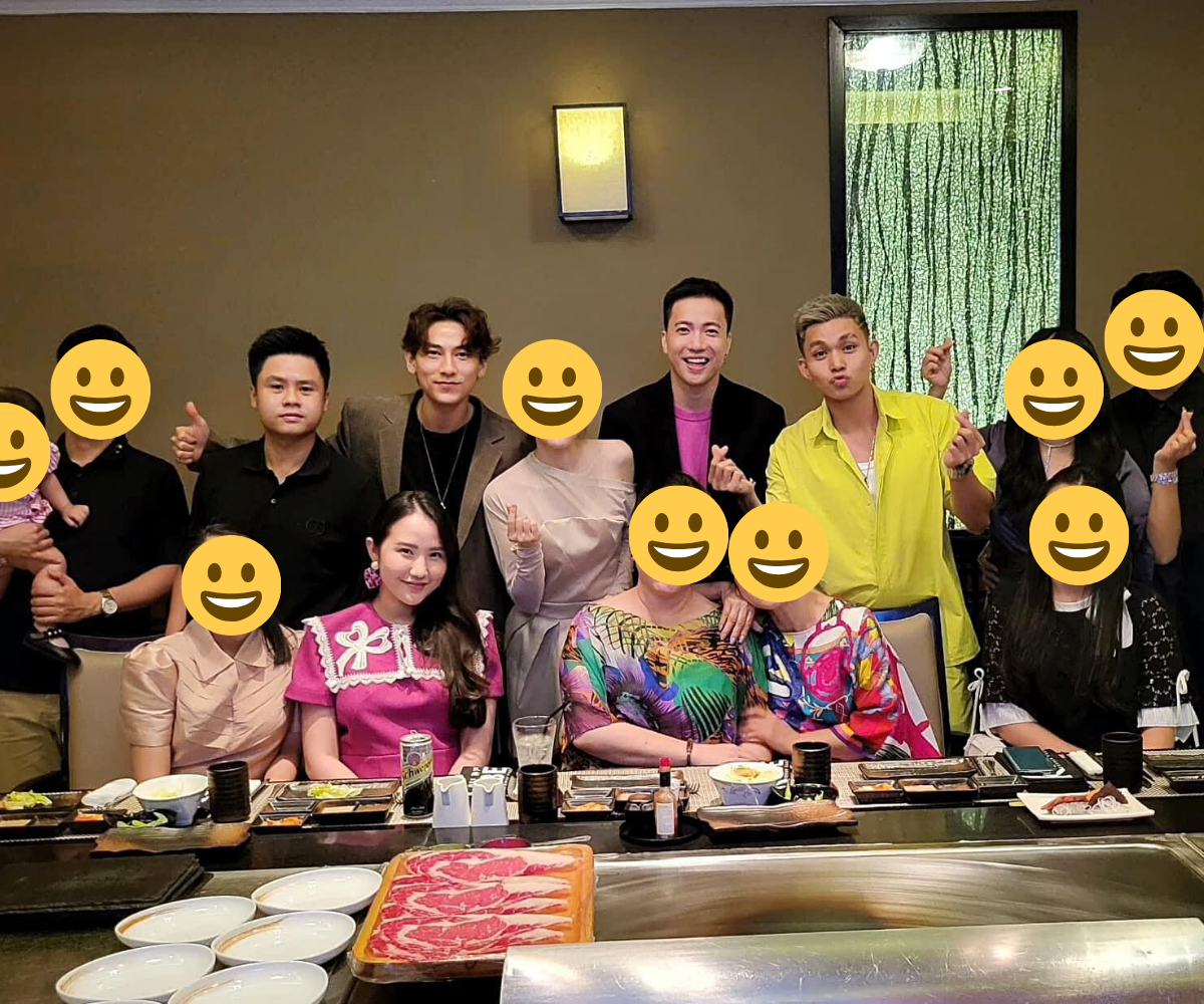 Nam ca sĩ xuất hiện trong bữa gặp mặt thân mật của gia đình vợ chồng thiếu gia Phan Thành. Nam ca sĩ xuất hiện trong bữa gặp mặt thân mật của gia đình vợ chồng thiếu gia Phan Thành.