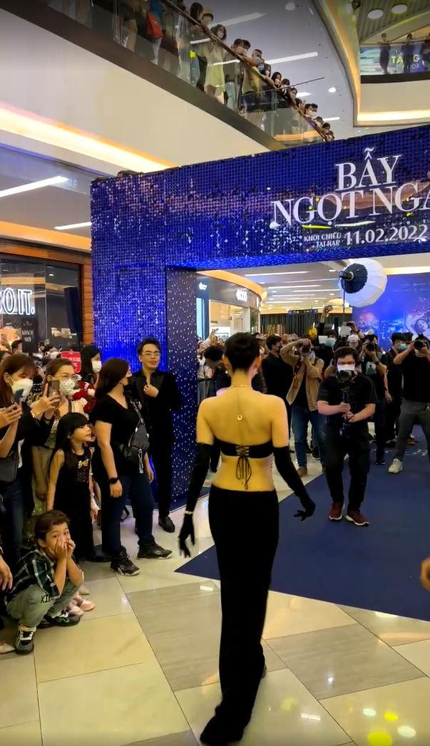 Vóc dáng hoàn hảo của Minh Hằng khi nhìn từ phía sau. Vóc dáng hoàn hảo của Minh Hằng khi nhìn từ phía sau.