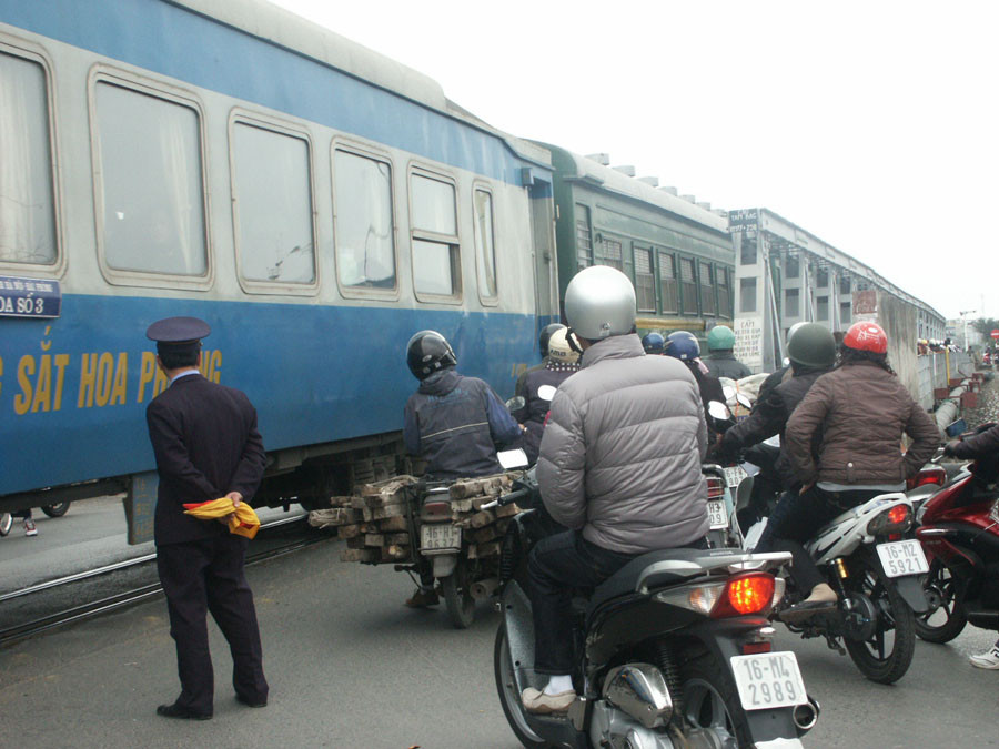 Người đi đường chen lấn với tàu