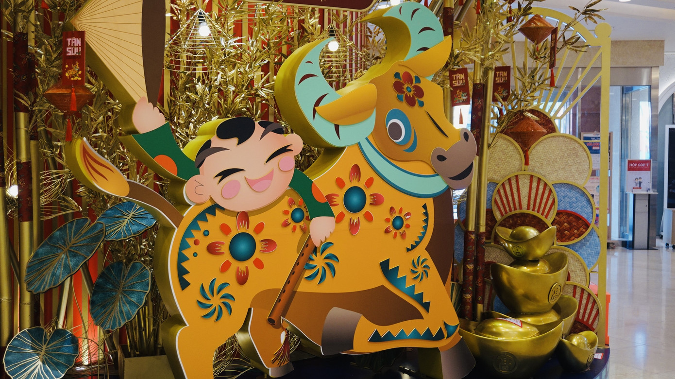 Đường phố TPHCM lung linh trang trí trâu vàng đón Tết Tân Sửu ảnh 12