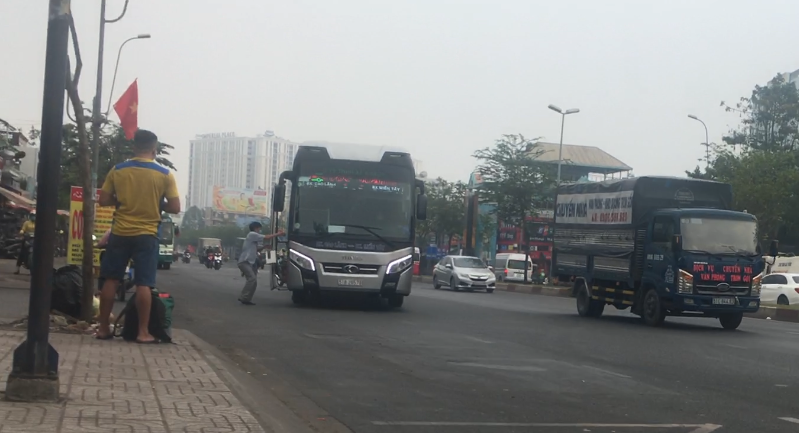 Xe dù, bến cóc 'đại náo' cửa ngõ phía Nam TPHCM ảnh 4