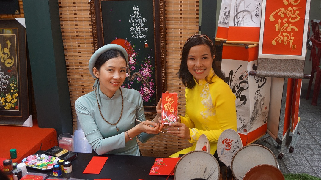 'Bà đồ' xinh như hot girl múa bút trên phố ảnh 1