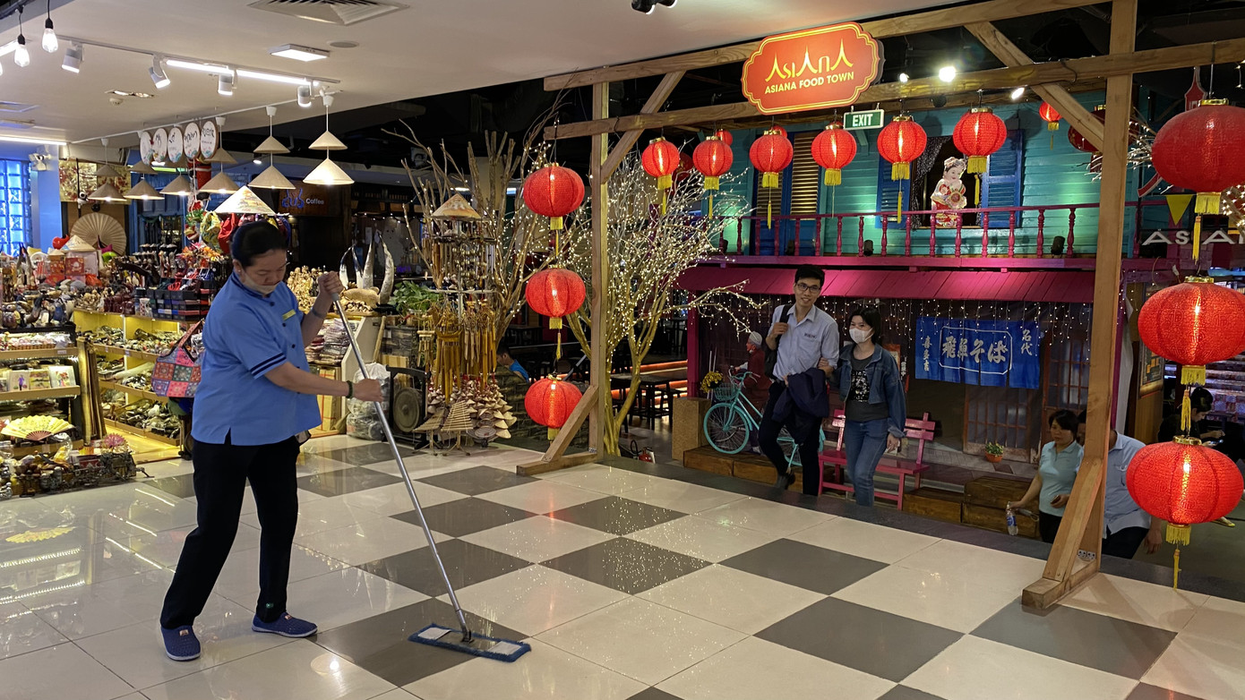 Chợ 'ngầm' dưới lòng đất TPHCM đìu hiu vắng khách ảnh 1