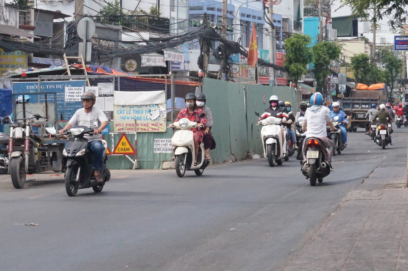 Cận cảnh lô cốt 'bủa vây' trên đường phố TPHCM ngày đầu năm ảnh 5