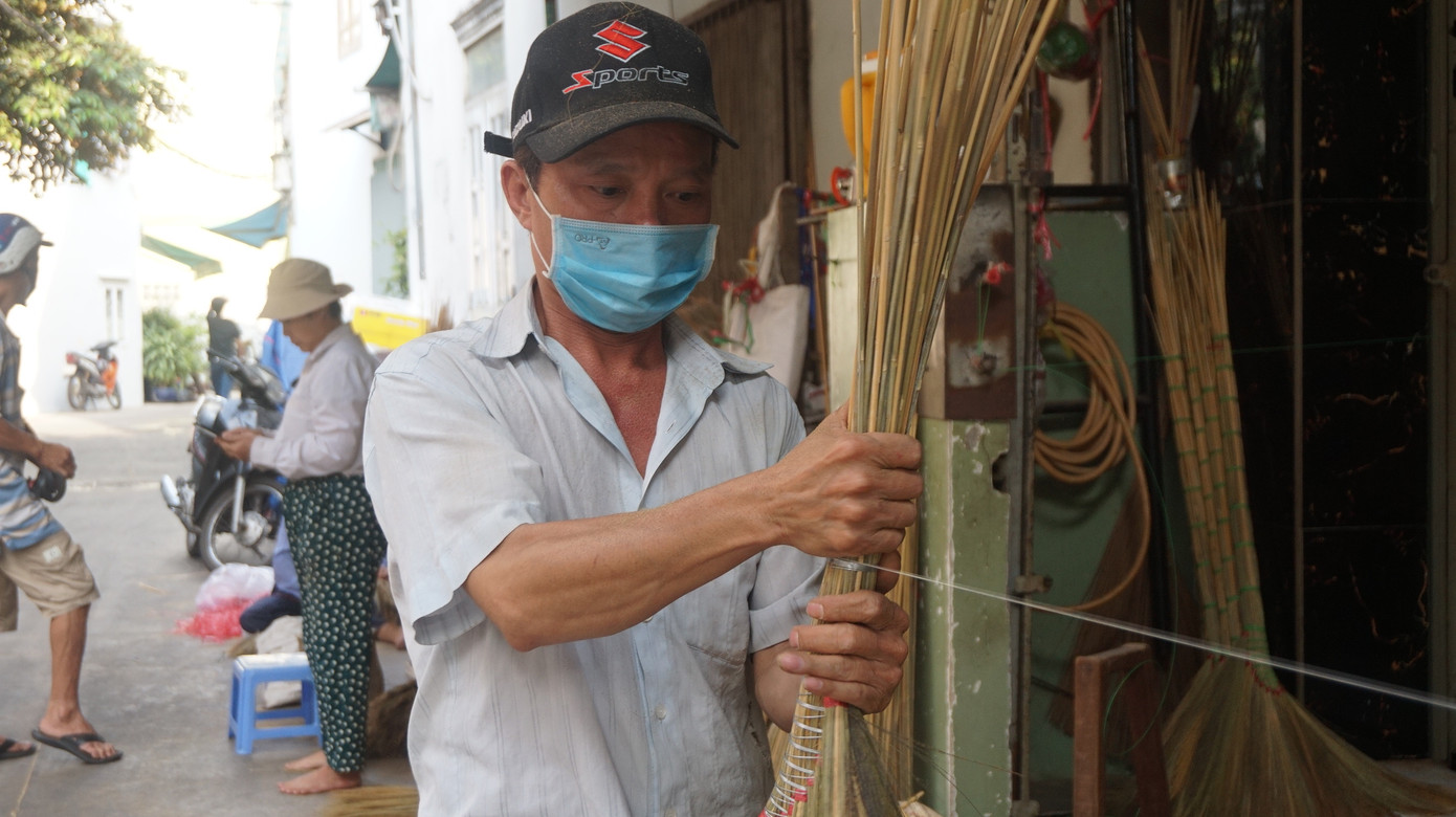 Người Sài Gòn tất bật làm chổi đót bán Tết ảnh 4