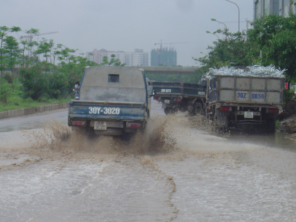 Một số làn đường dẫn vào và ra đại lộ cũng bị chìm trong nước