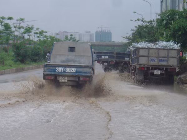 Một số làn đường dẫn vào và ra đại lộ cũng bị chìm trong nước