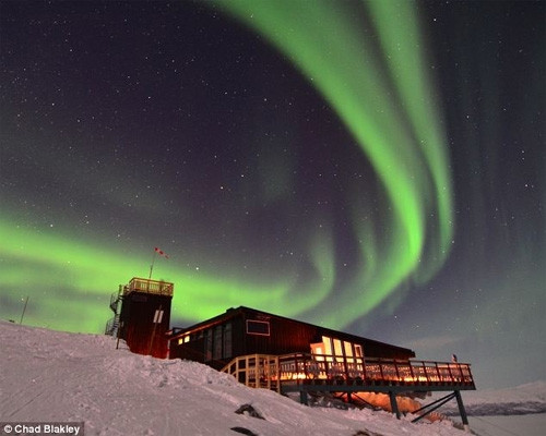 Cực quang ở phía Nam Iceland Cực quang ở gần thành phố Trondheim Nauy Cực quang ở gần thành phố Tromsoe, Bắc Nauy Hình ảnh cực quang ở Alnwick, Northumberland, Vương quốc Anh – nơi cực quang hiếm xuất hiện Vùng đất hoang Pennine tại vùng biên giới giữa County Durham và North Yorkshire Thị trấn Lakselv ở Porsanger Fjord, Nauy Donegal, Ireland