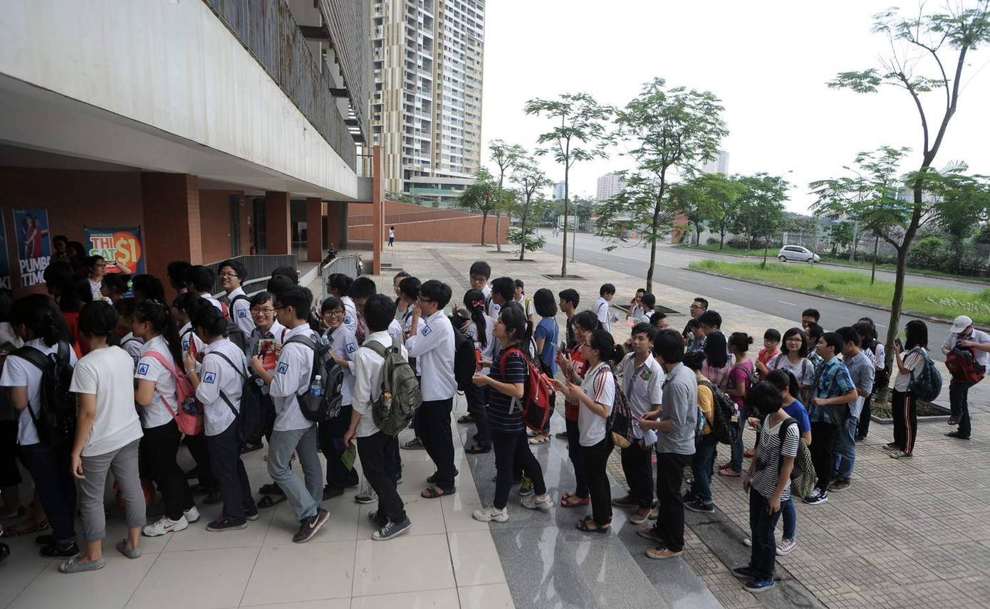 Hàng trăm bạn trẻ háo hức xếp hàng dưới trời nắng nóng