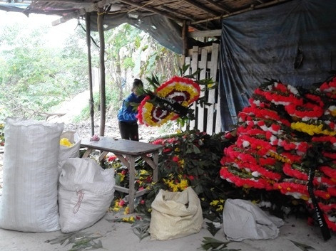 Những vòng hoa sau khi đưa ra khỏi nghĩa trang sẽ được tập kết, chỉnh sửa lại