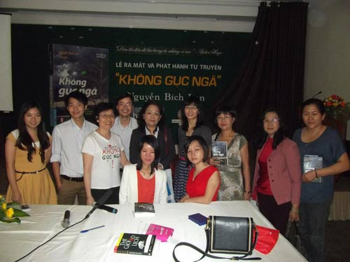 Những người bạn đồng nghiệp thân thiết luôn sẵn sàng giúp đỡ Trà My trong sự nghiệp sáng tác