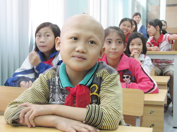 Những học sinh nhí vui vẻ nghe giảng