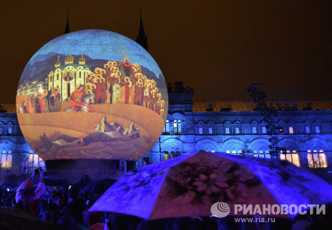  Hình quả cầu lớn nằm giữa trung tâm thủ đô Moscow được ánh sáng 3D chiếu vào nhằm đánh lừa ảo giác của mọi người 