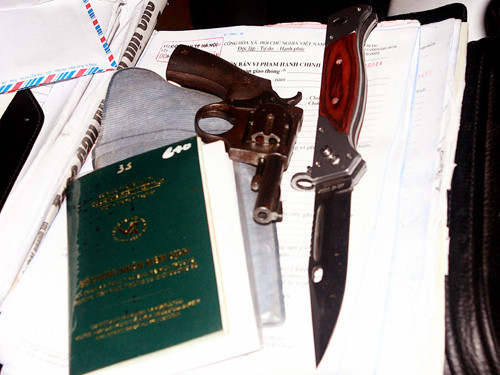 Khẩu súng và dao thu được trong người