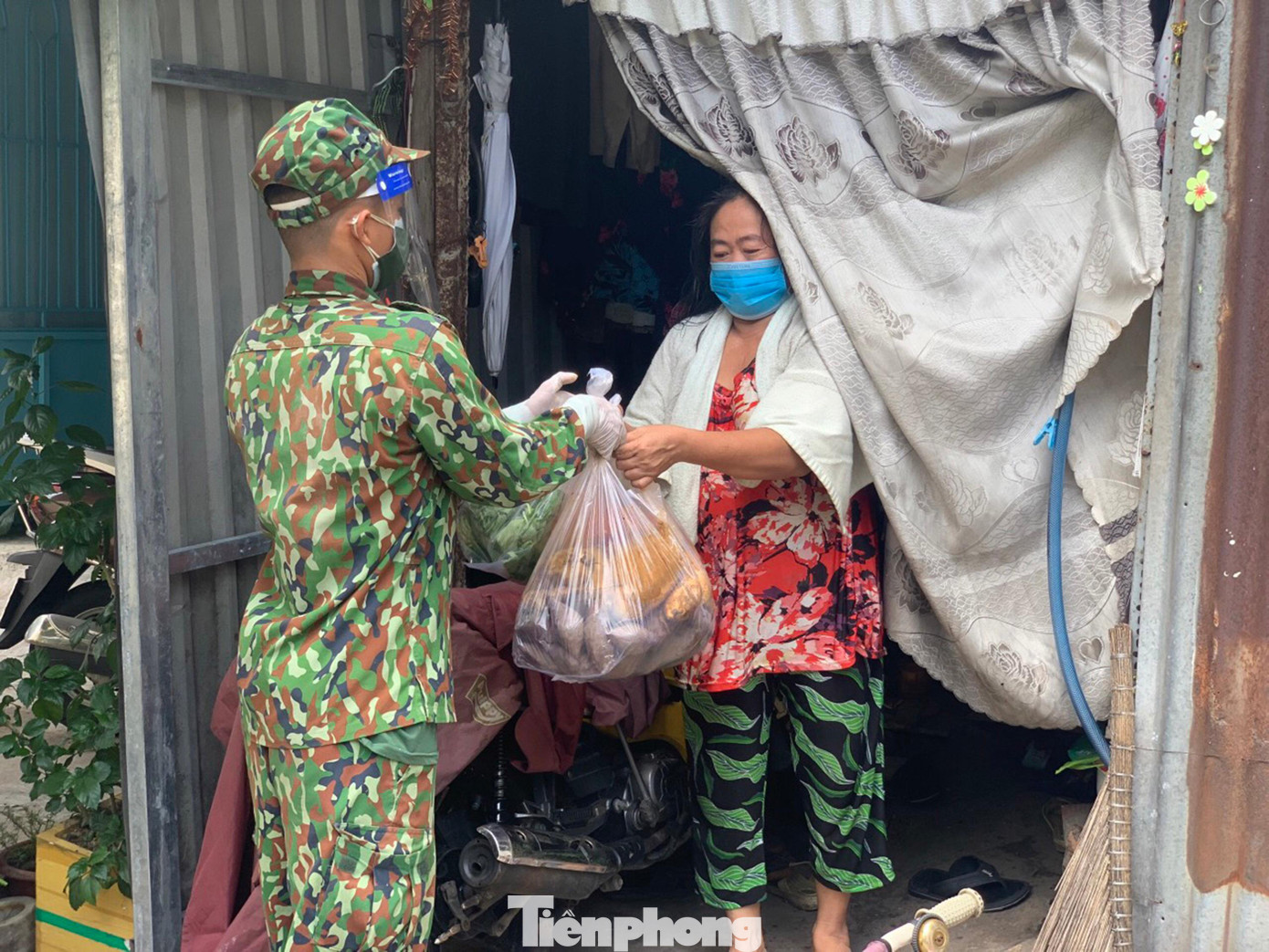 Nhận nhu yếu phẩm từ tay các cán bộ, chiến sĩ, nhiều người vui mừng vì không phải đi chợ, không cần đến những nơi đông người nhưng vẫn có đủ lương thực trong ngày giãn cách. Nhận nhu yếu phẩm từ tay các cán bộ, chiến sĩ, nhiều người vui mừng vì không phải đi chợ, không cần đến những nơi đông người nhưng vẫn có đủ lương thực trong ngày giãn cách.