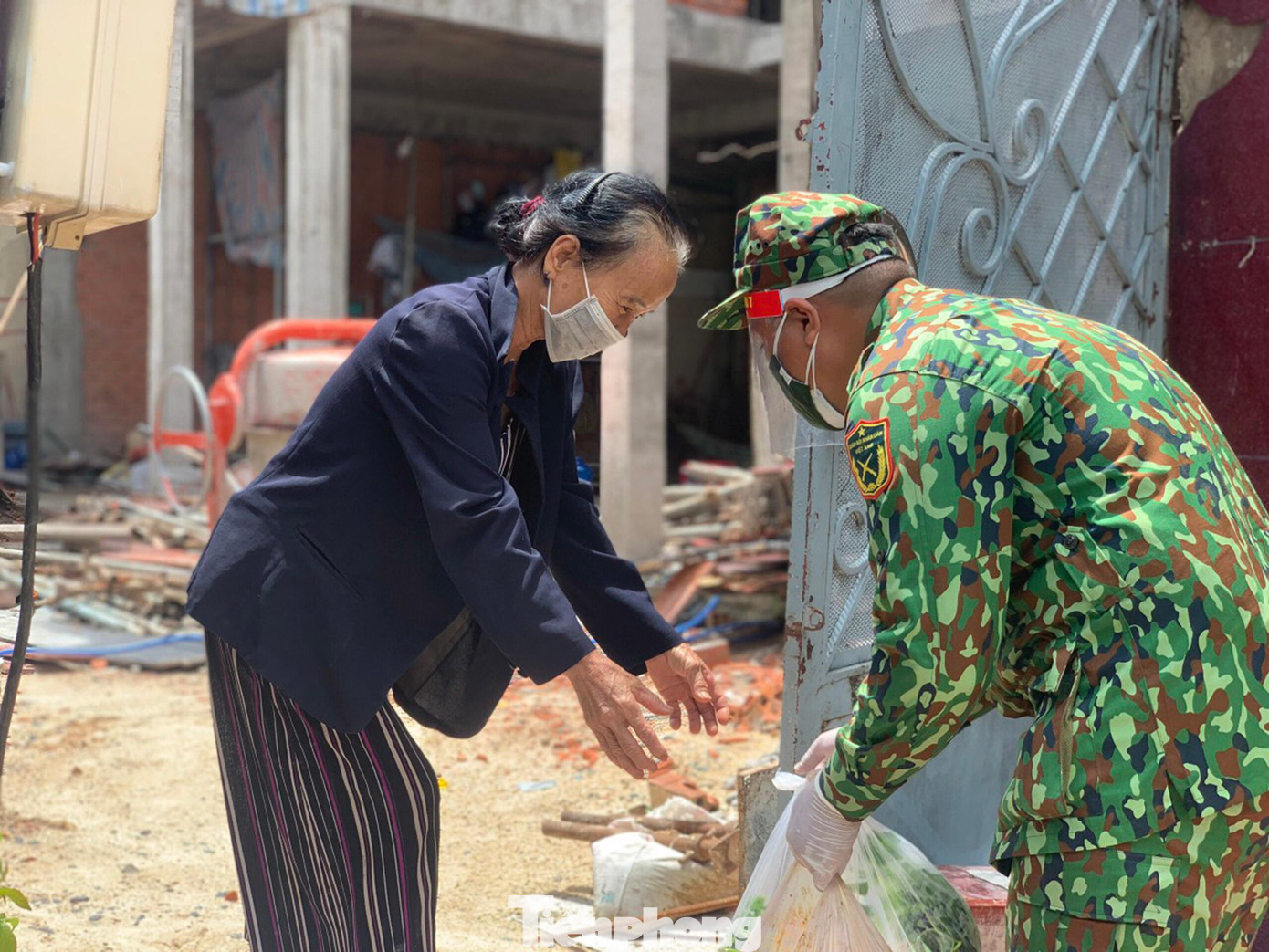 Đã có hơn 8.000 phần quà được trao đến tận tay những người dân khó khăn trên địa bàn TP Thủ Đức trong thời gian vừa qua. Đã có hơn 8.000 phần quà được trao đến tận tay những người dân khó khăn trên địa bàn TP Thủ Đức trong thời gian vừa qua.