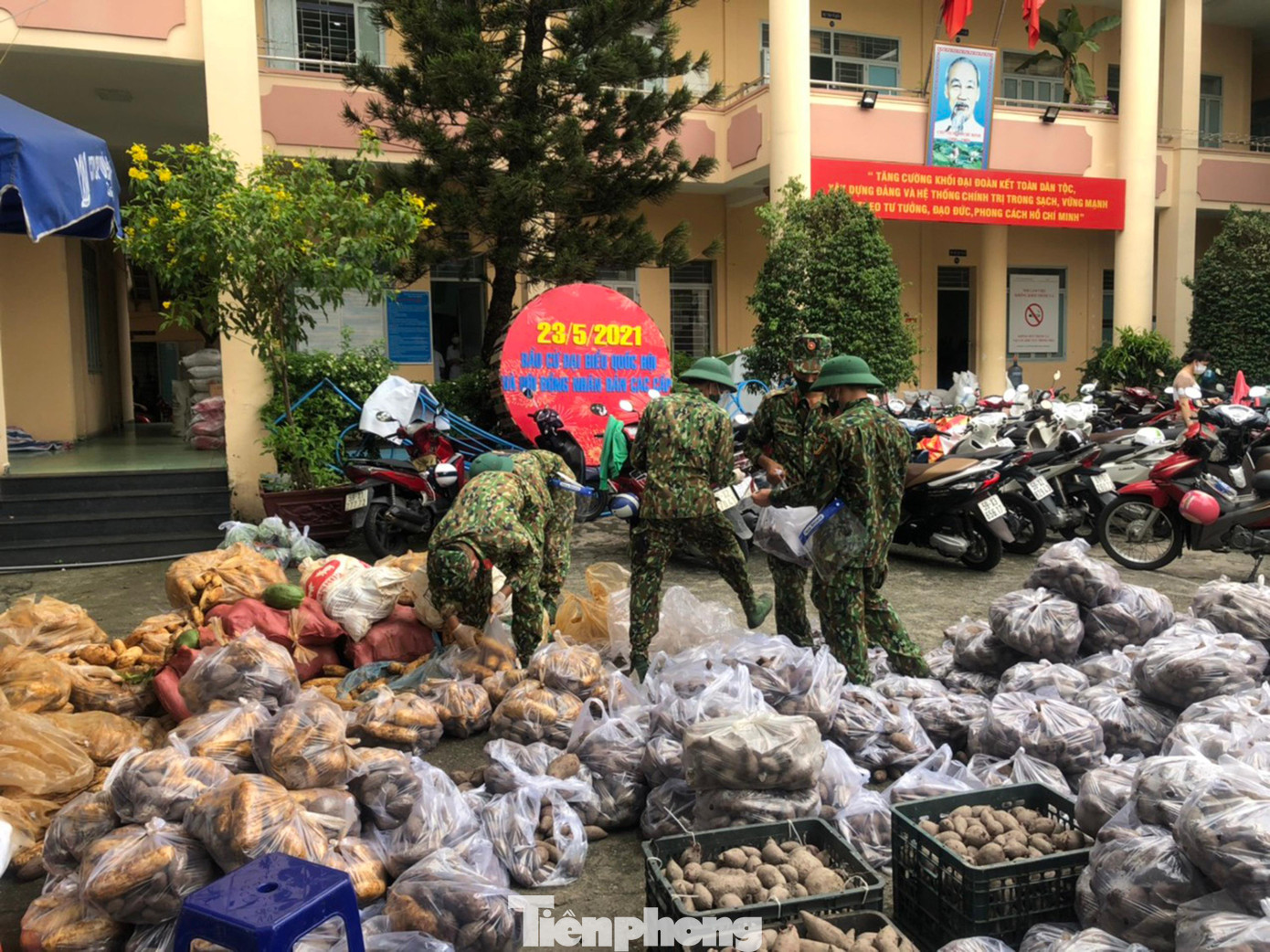 Tho đó, người dân có nhu cầu mua lương thực, thực phẩm, nhu yếu phẩm sẽ thực hiện đăng ký với chính quyền địa phương, Ban chỉ đạo phòng chống dịch COVID-19 địa phương vào mỗi buổi sáng. Tho đó, người dân có nhu cầu mua lương thực, thực phẩm, nhu yếu phẩm sẽ thực hiện đăng ký với chính quyền địa phương, Ban chỉ đạo phòng chống dịch COVID-19 địa phương vào mỗi buổi sáng.