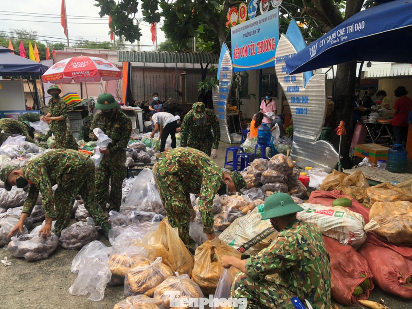 Để người dân yên tâm ở nhà chống dịch trong những ngày tới, lực lượng quân đội sẽ tiếp tục thực hiện việc đi chợ giúp dân và giao hàng tận tay người dân trên địa bàn. Để người dân yên tâm ở nhà chống dịch trong những ngày tới, lực lượng quân đội sẽ tiếp tục thực hiện việc đi chợ giúp dân và giao hàng tận tay người dân trên địa bàn.