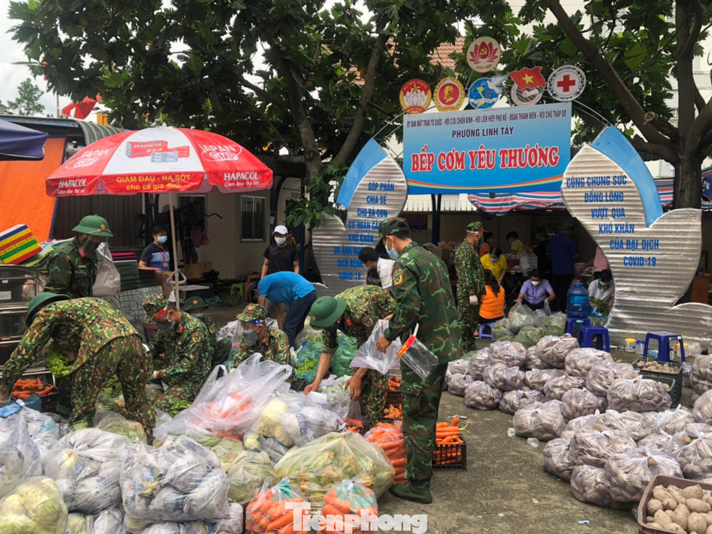 Đại tá Nguyễn Thanh Phong, Chính trị viên Ban chỉ huy Quân sự TP Thủ Đức, cho biết, chương trình đi chợ cho người dân được triển khai từ ngày 23/8 đến 6/9, để phục vụ người dân trong thời gian TPHCM siết các biện pháp phòng chống dịch COVID-19. Đại tá Nguyễn Thanh Phong, Chính trị viên Ban chỉ huy Quân sự TP Thủ Đức, cho biết, chương trình đi chợ cho người dân được triển khai từ ngày 23/8 đến 6/9, để phục vụ người dân trong thời gian TPHCM siết các biện pháp phòng chống dịch COVID-19.