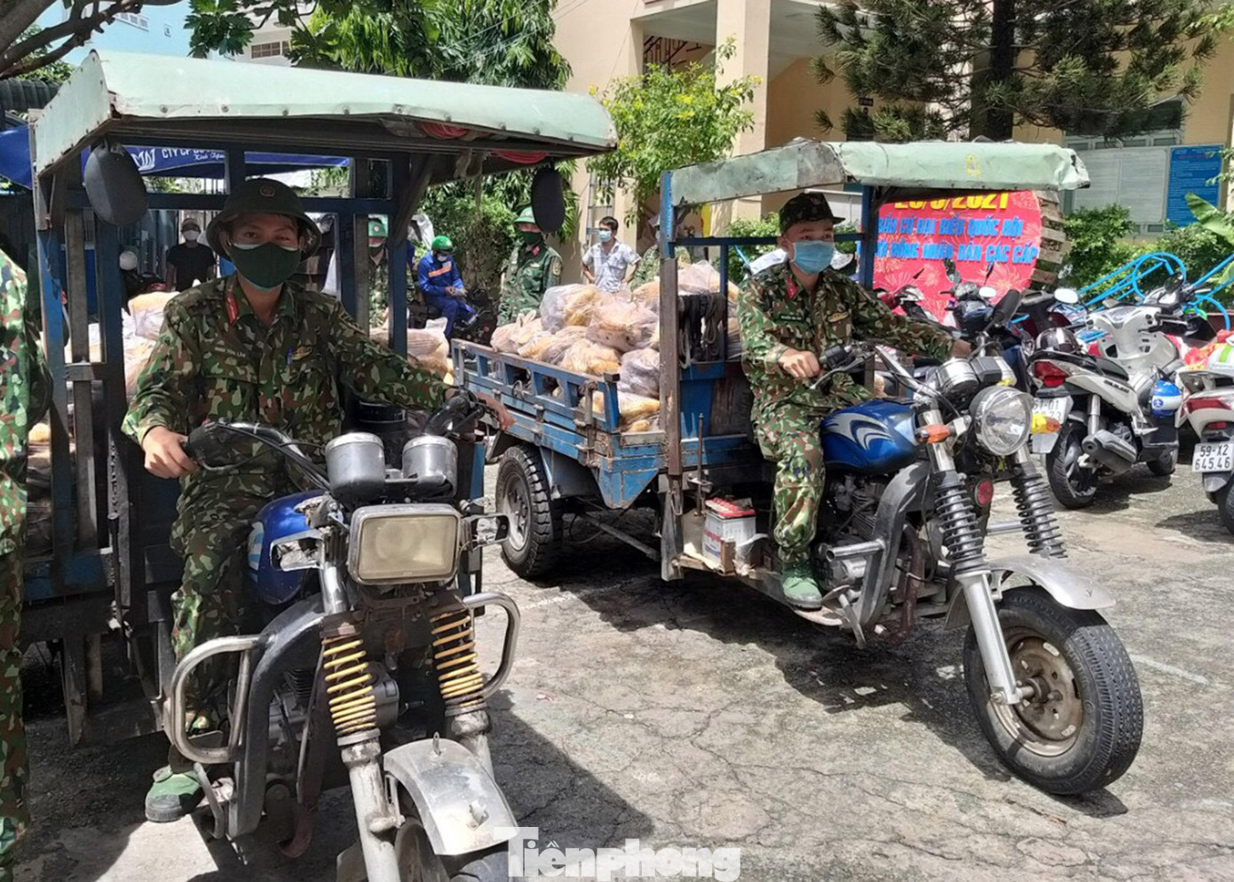 Sau khi tập hợp danh sách, Ban chỉ huy Quân sự các phường sẽ cắt cử lực lượng đi mua lương thực, thực phẩm theo đơn hàng của từng hộ dân, đóng gói và vận chuyển đi giao tận tay cho người dân. Sau khi tập hợp danh sách, Ban chỉ huy Quân sự các phường sẽ cắt cử lực lượng đi mua lương thực, thực phẩm theo đơn hàng của từng hộ dân, đóng gói và vận chuyển đi giao tận tay cho người dân.