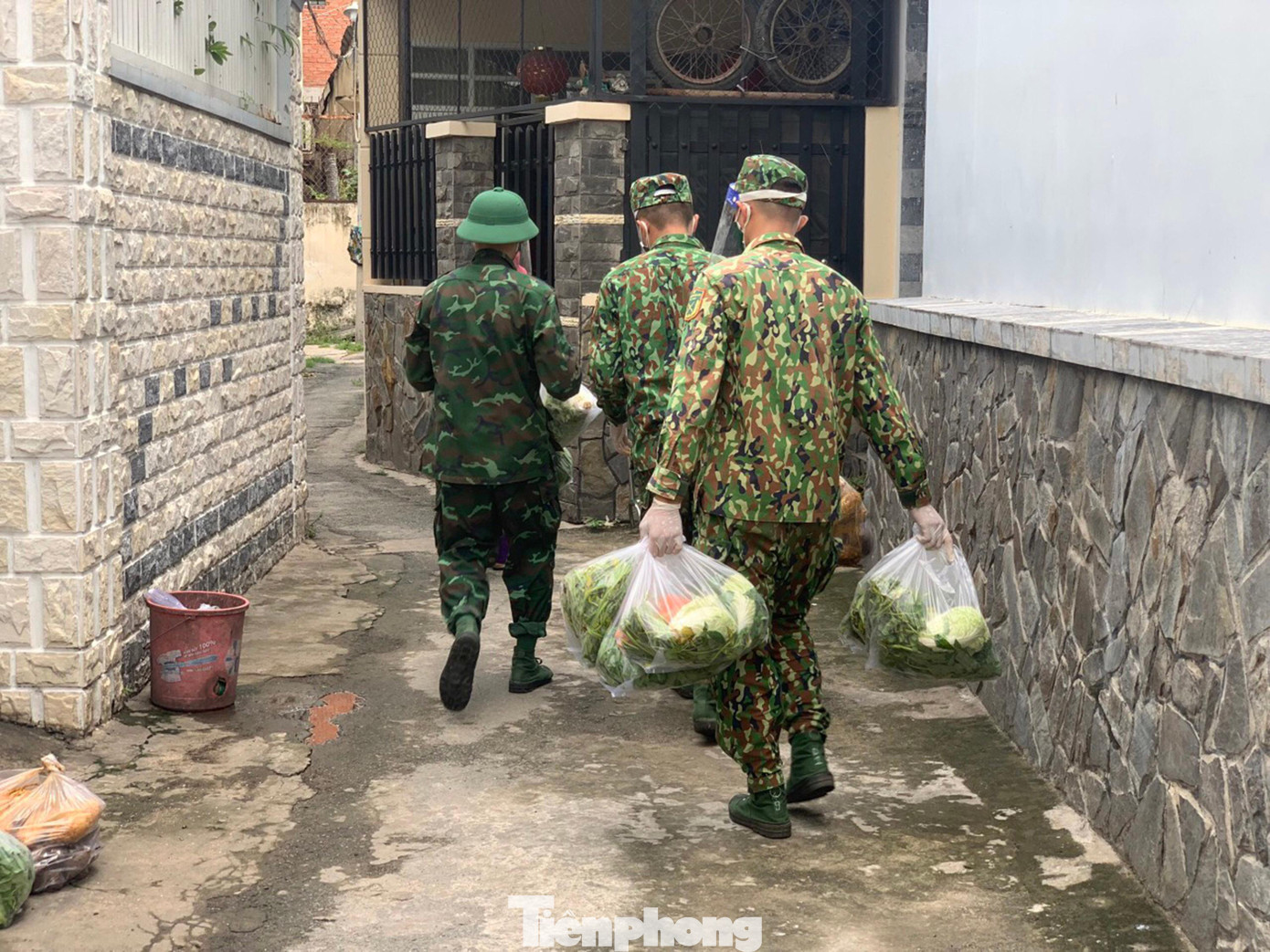 Trong ngày 23/8, hàng trăm đơn hàng đã được các cán bộ, chiến sĩ thuộc Ban chỉ huy Quân sự TP Thủ Đức chuyển đến tận tay người dân. Trong ngày 23/8, hàng trăm đơn hàng đã được các cán bộ, chiến sĩ thuộc Ban chỉ huy Quân sự TP Thủ Đức chuyển đến tận tay người dân.