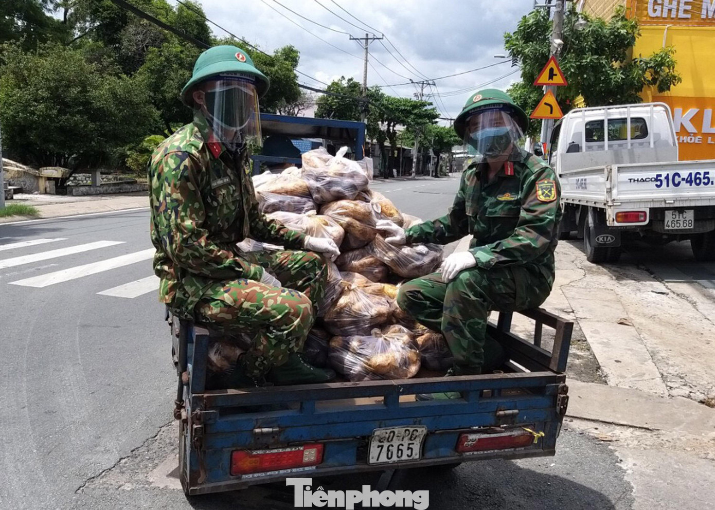 Hai ngày qua, Ban chỉ huy Quân sự TP Thủ Đức đã triển khai chương trình và trao từng bó rau, con cá, cân gạo đến tận tay những hộ dân có nhu cầu. Hai ngày qua, Ban chỉ huy Quân sự TP Thủ Đức đã triển khai chương trình và trao từng bó rau, con cá, cân gạo đến tận tay những hộ dân có nhu cầu.