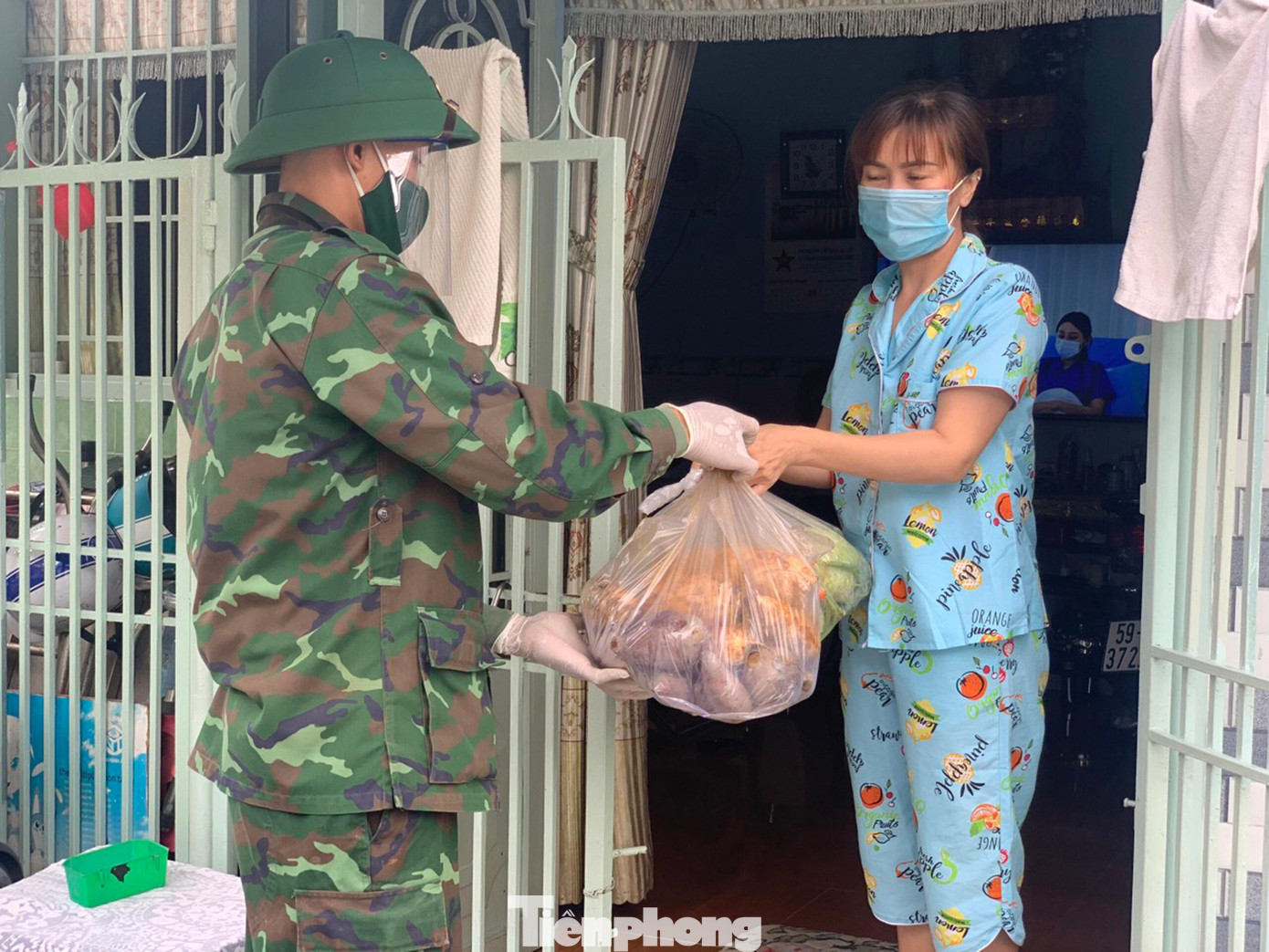 Theo đại tá Nguyễn Thanh Phong, từ khi dịch bệnh bùng phát đến nay, Ban chỉ huy Quân sự TP Thủ Đức đã phối hợp cùng các đơn vị, các "mạnh thường quân" triển khai nhiều đợt tặng quà cho người khó khăn. Theo đại tá Nguyễn Thanh Phong, từ khi dịch bệnh bùng phát đến nay, Ban chỉ huy Quân sự TP Thủ Đức đã phối hợp cùng các đơn vị, các "mạnh thường quân" triển khai nhiều đợt tặng quà cho người khó khăn.