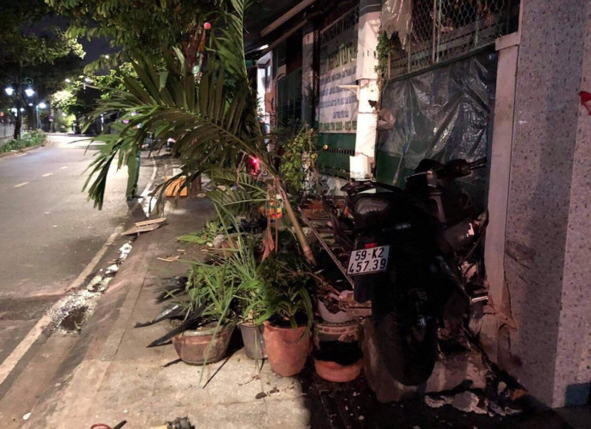 Xe máy của thượng úy Tài găm vào bức tường nhà dân.
