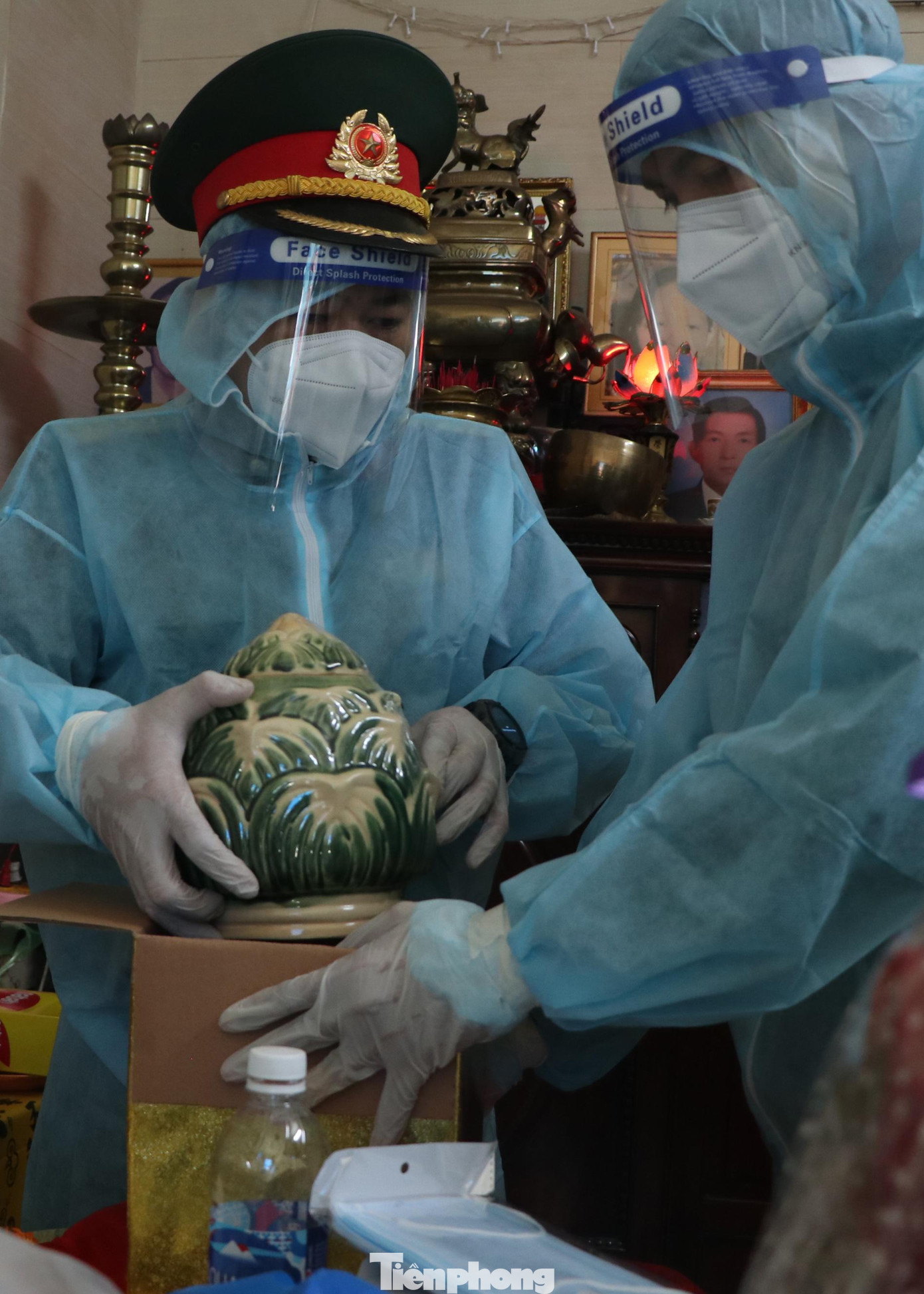 Những thao tác nhấc hũ tro cốt ra khỏi hộp được thực hiện dứt khoát, cẩn thận trước khi bàn giao cho gia đình.