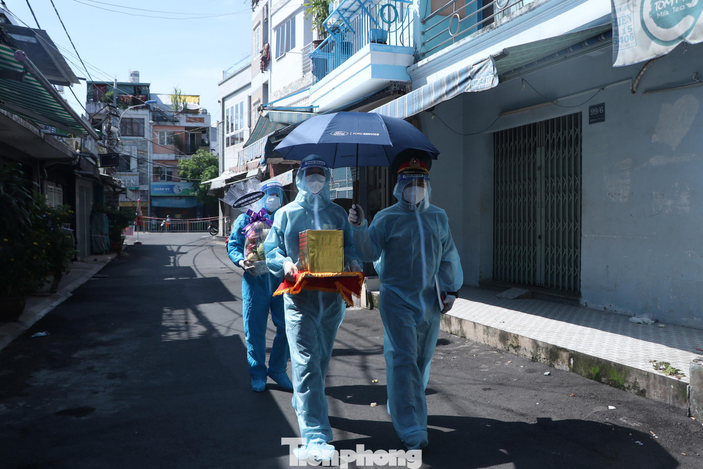 Đại úy Lê Nam Phong, Trợ lý Dân quân tự vệ TP Thủ Đức cùng các đồng đội trang nghiêm đưa tro cốt một nạn nhân mất vì COVID-19 về với gia đình.