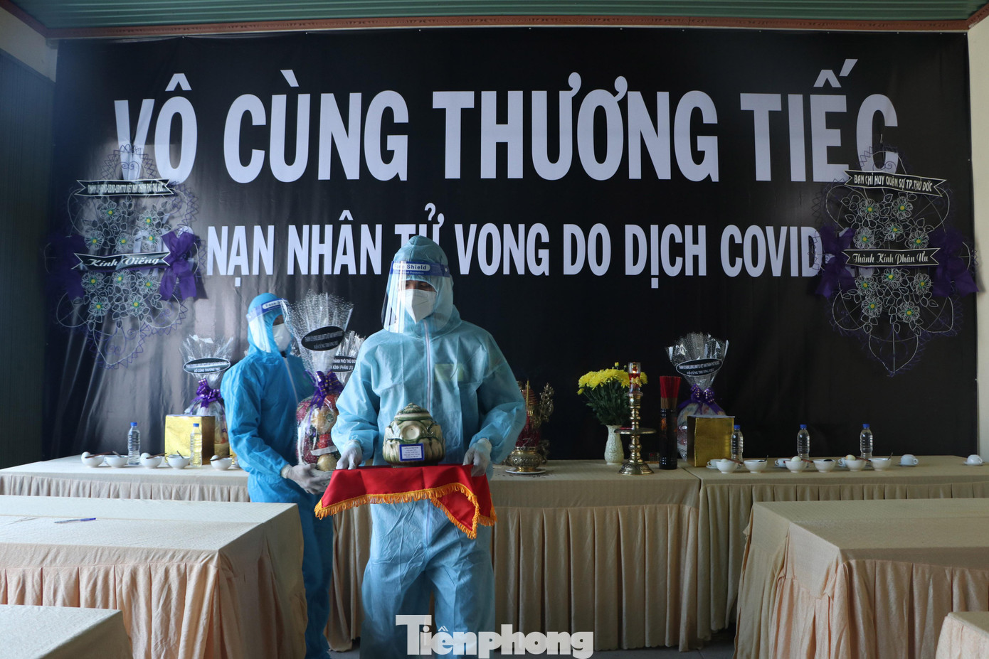 Sáng hôm sau, Chỉ huy đơn vị làm lễ cúng cơm, tiễn biệt lần cuối trước khi các quân nhân cẩn thận ôm từng hũ tro cốt lên xe để đi bàn giao cho gia đình.