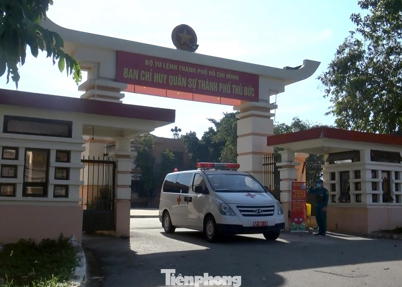 Mỗi buổi chiều, sau khi nhận tin báo từ Bộ Tư lệnh TPHCM, các quân nhân Ban chỉ huy Quân sự TP Thủ Đức đến Nhà tang lễ TPHCM ở quận Bình Tân đón tro cốt những người mất vì COVID-19 về đơn vị, lo nhang khói, cúng cơm qua đêm.