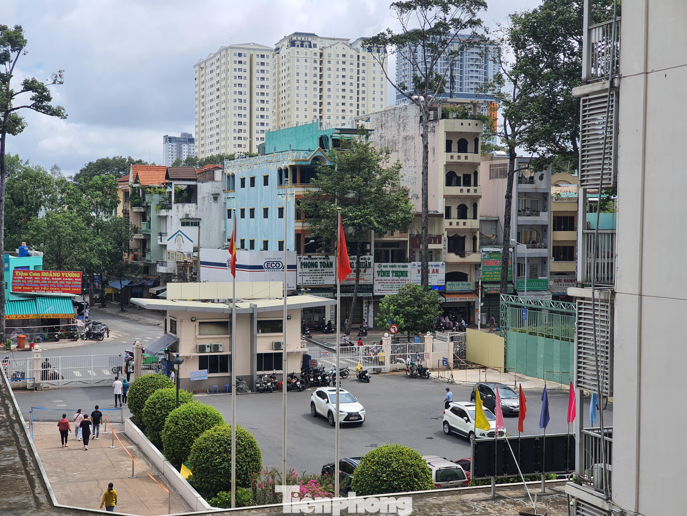 Hiện tại, Bệnh viện Chợ Rẫy có 3 khu vực điều trị bệnh nhân COVID-19 gồm Khoa Cấp cứu, khoa Hồi sức cấp cứu và khoa Bệnh Nhiệt đới với trung bình khoảng 400 bệnh nhân mỗi ngày.