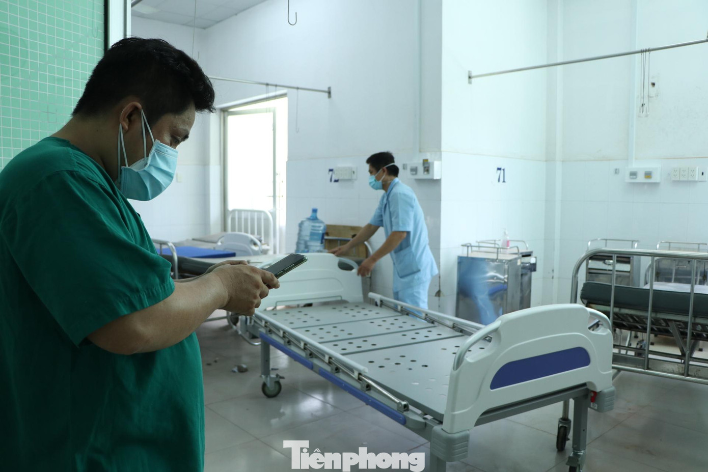 Các nhân viên y tế khoa Bệnh Nhiệt đới tất bật chuẩn bị phòng ốc, trang thiết bị để đón bệnh nhân.