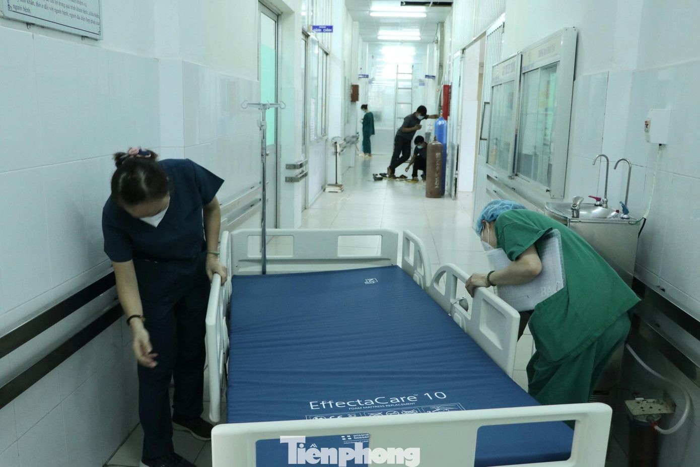 Cùng với hệ thống oxy, các giường bệnh cùng trang thiết bị y tế mới cũng được tăng cường để chuẩn bị đón bệnh nhân.