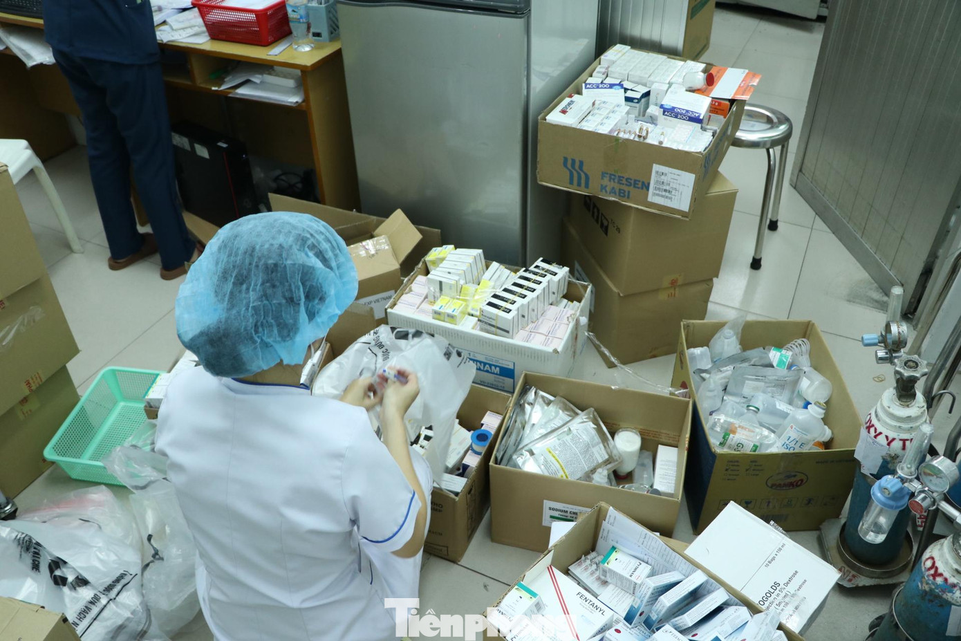 Trung tuần tháng 6, số lượng bệnh nhân tăng đột biến. Toàn khoa chuyển sang chế độ trực chiến, chỉ điều trị ca COVID-19 nặng. Xác định cuộc chiến chống dịch còn phức tạp và kéo dài, nhiều nhân viên y tế dọn vào bệnh viện cắm trại để bảo vệ sức khỏe gia đình, người thân.