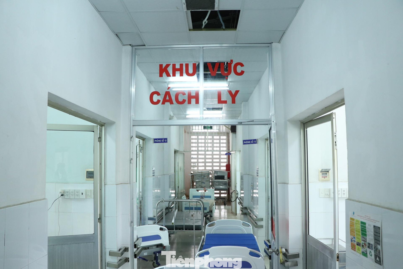 Như vậy, hiện nay khoa Bệnh Nhiệt đới có 3 tầng thuộc khu E để tiếp nhận điều trị bệnh nhân COVID-19 nặng và nguy kịch với tổng cộng gần 300 giường.