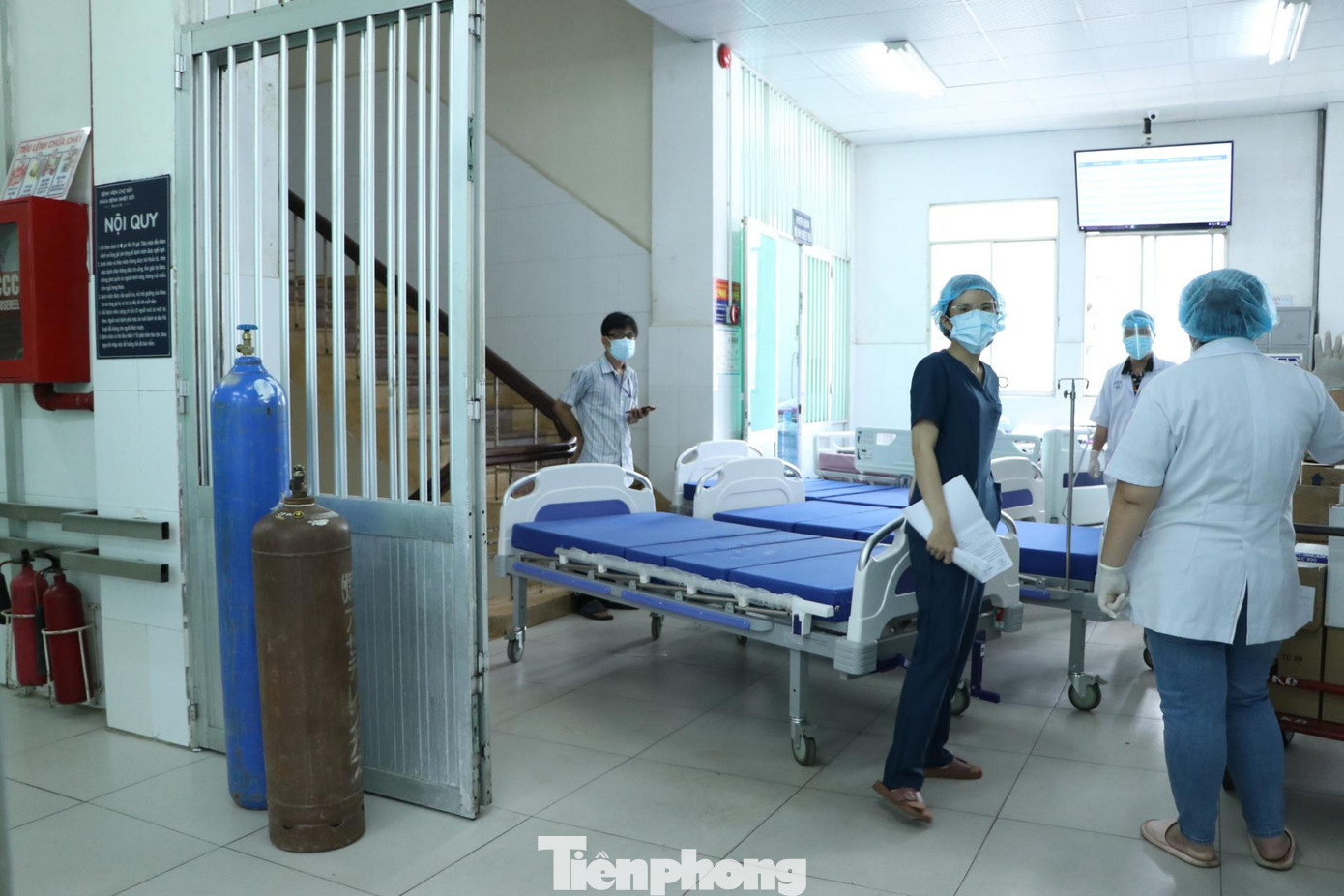 Trước đây khoa Bệnh Nhiệt đới chỉ có một tầng thuộc khu E, Bệnh viện Chợ Rẫy, sau khi lượng bệnh nhân COVID-19 nặng tăng cao, bệnh viện đã triển khai thêm một tầng nữa nhưng vẫn không đủ chỗ để tiếp nhận bệnh nhân.