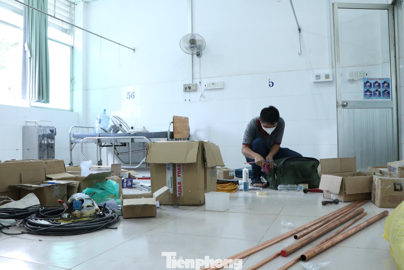 Do khu phòng bệnh cũ không đủ số lượng van oxy nên phải trang bị thêm để bố trí các giường bệnh hồi sức.