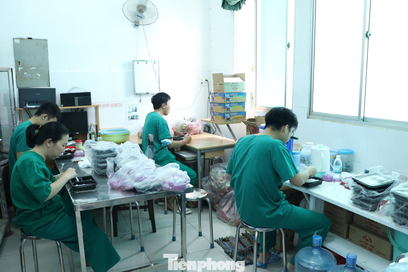 Nhân viên khoa Bệnh Nhiệt đới không còn đợi bổ sung nhân lực nữa mà lặng lẽ làm việc, tăng ca, tăng giờ làm. Mỗi ngày làm 10-12 giờ, thậm chí làm 80 giờ một tuần. Họ tranh thủ ăn trưa lúc 14h chiều sau ca trực kéo dài hơn 4 tiếng.