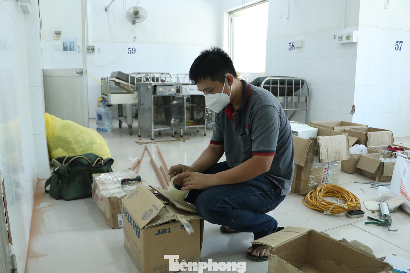 Nhân viên cơ khí đang thi công hạng mục đường ống van cấp oxy cho các phòng bệnh.