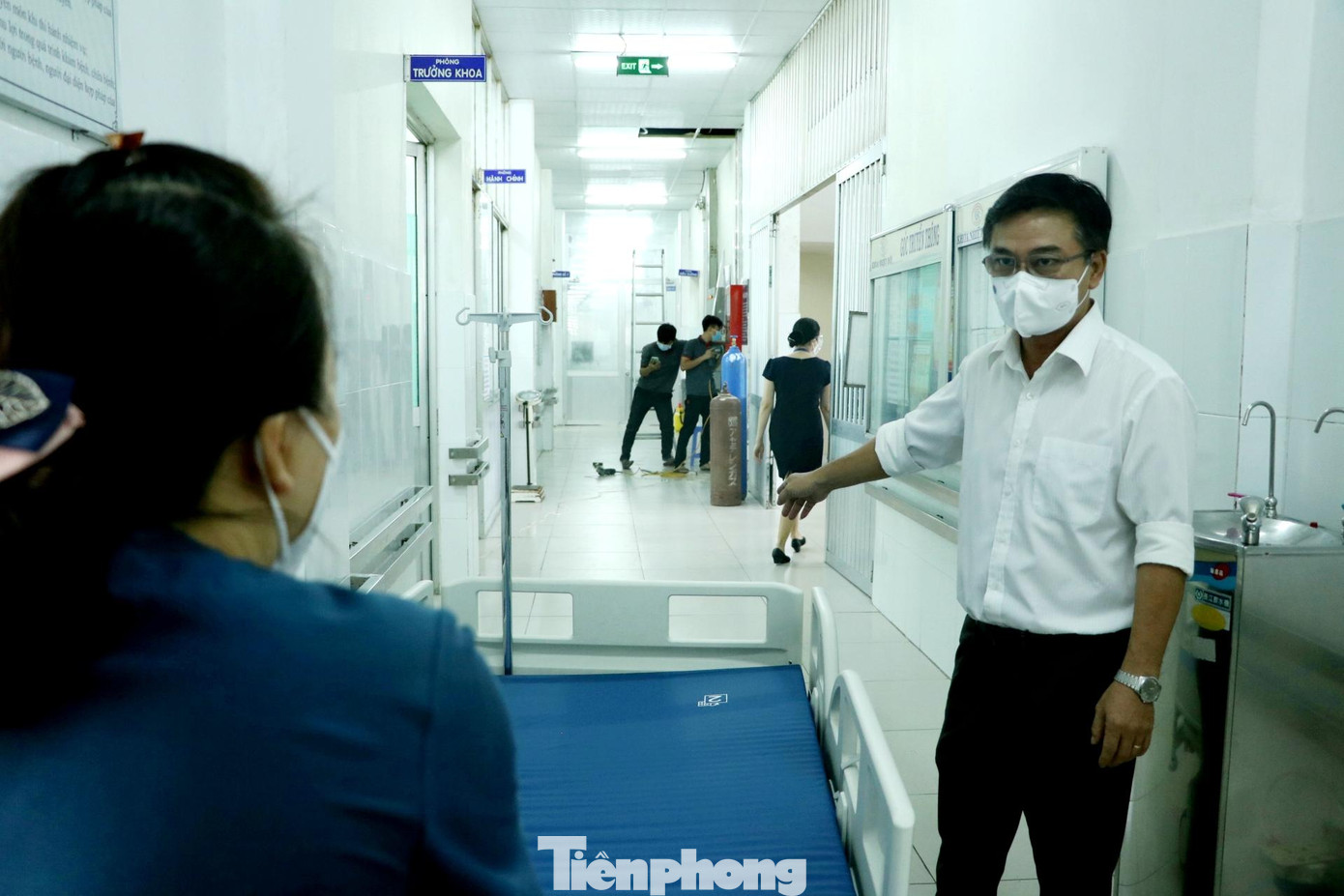 Ngày 1/8, TS.BS Lê Quốc Hùng, Trưởng khoa Bệnh Nhiệt đới, Bệnh viện Chợ Rẫy cho biết, lượng bệnh nhân nhiễm COVID-19 nặng liên tục được chuyển đến Bệnh viện Chợ Rẫy. Đến nay, trung bình mỗi ngày Bệnh viện Chợ Rẫy có khoảng 400 bệnh nhân COVID-19 nặng và nguy kịch. Riêng khoa Bệnh Nhiệt đới trước đây có quy mô 100 giường, khoảng 50 nhân viên y tế. Nay nâng lên 300 giường với gần 200 nhân viên y tế.