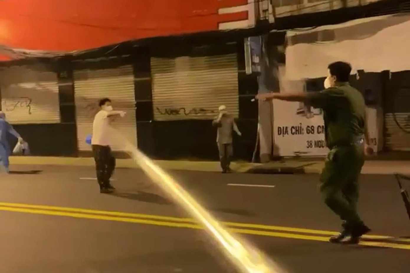 Lực lượng chức năng yêu cầu người đàn ông chấp hành quy định phòng chống dịch.